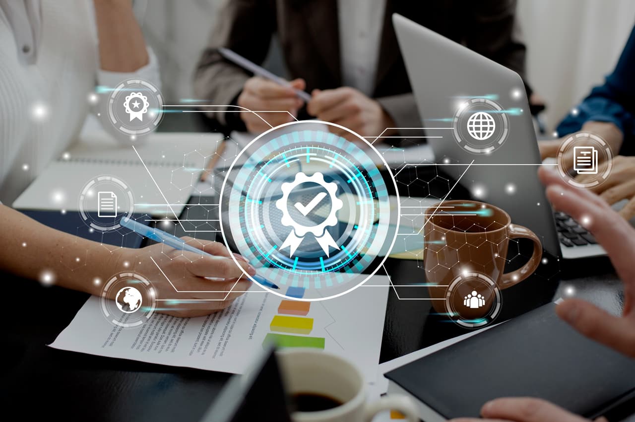 Ícone digital de governança e compliance corporativa sobreposto enquanto uma equipe analisa relatórios e notebooks em uma reunião.