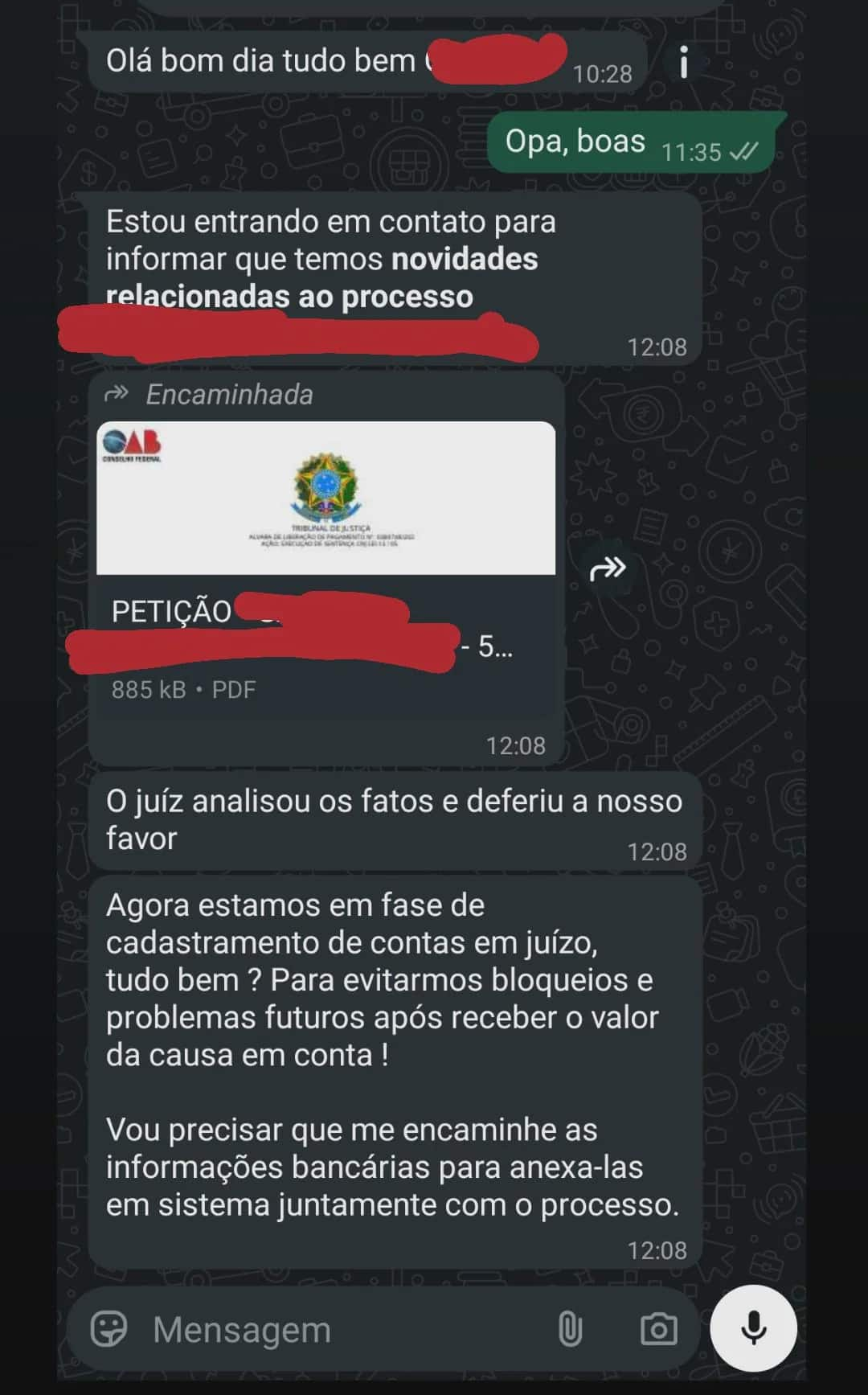 Print de uma conversa de celular que exemplifica um golpe do WhatsApp. Na imagem, um criminoso se passa por advogado enviando um arquivo de petição falso para solicitar dados bancários da vítima. O texto alerta para o perigo de compartilhar informações sensíveis por mensagens de origem suspeita.