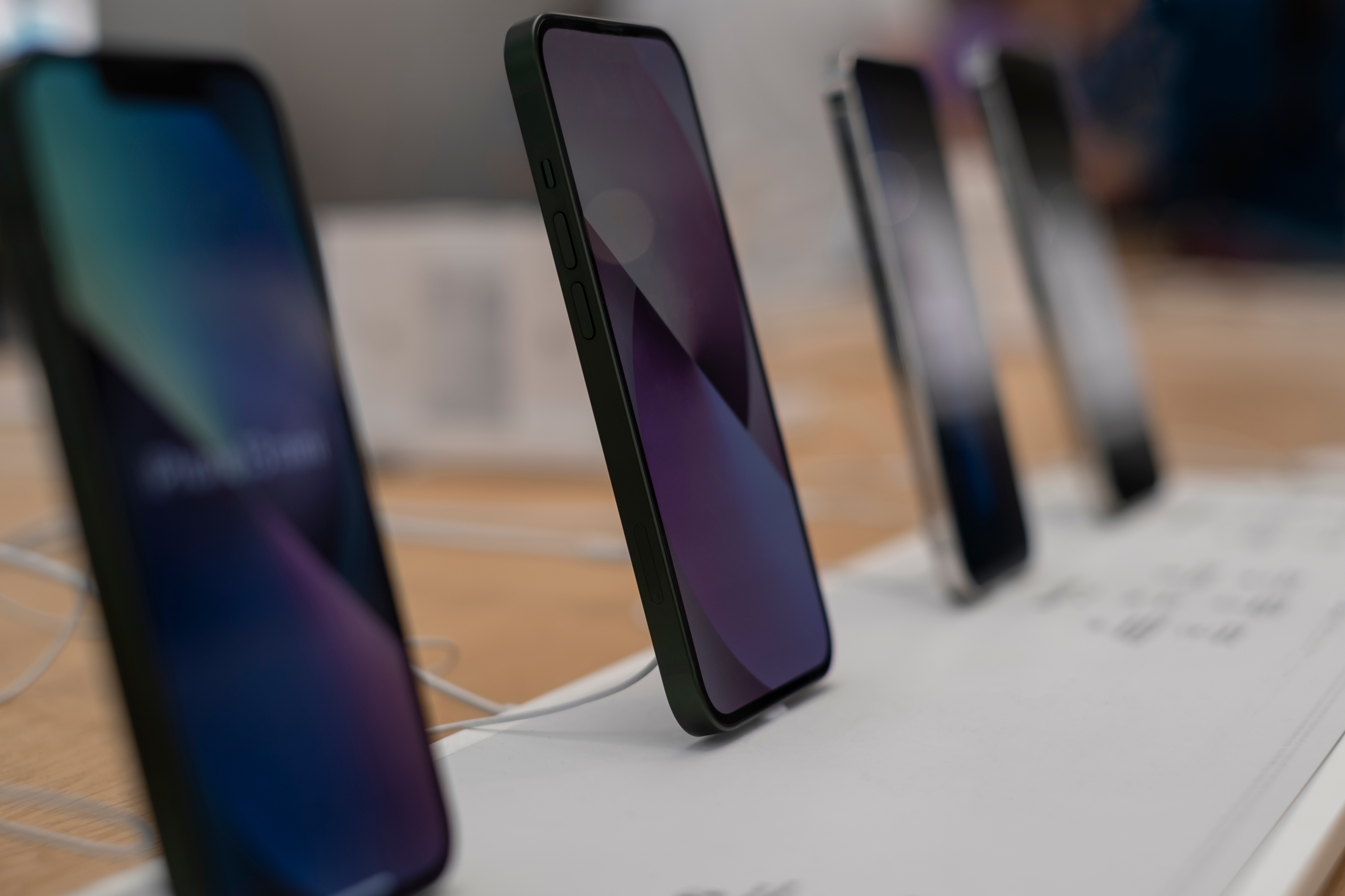 iphone em pé no mostruário 