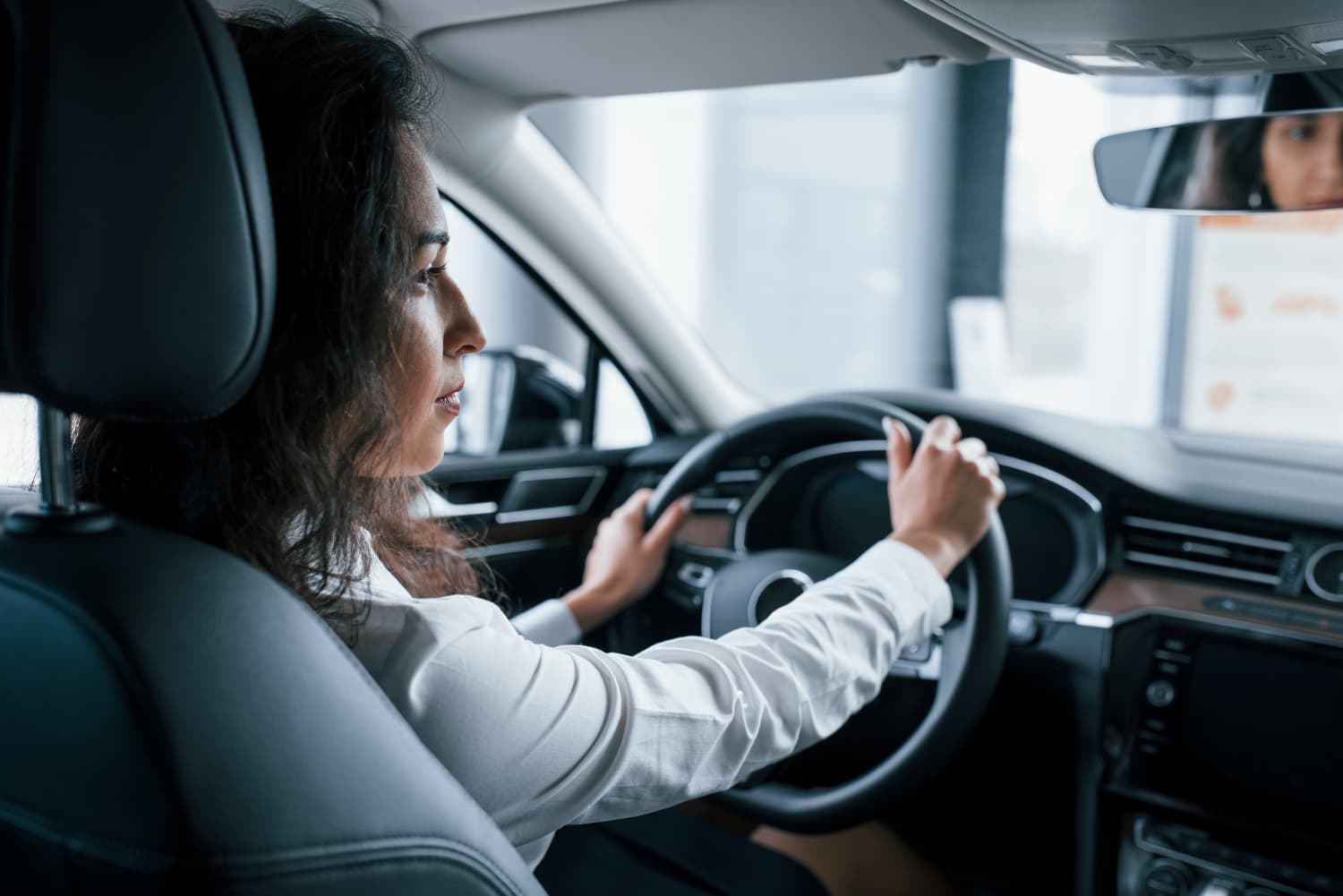 Pessoa dirigindo um carro, fazendo um&nbsp;test&nbsp;drive.