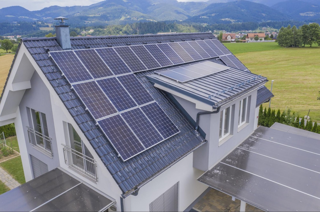 Casa com telhado de azulejos e painéis solares instalados.
