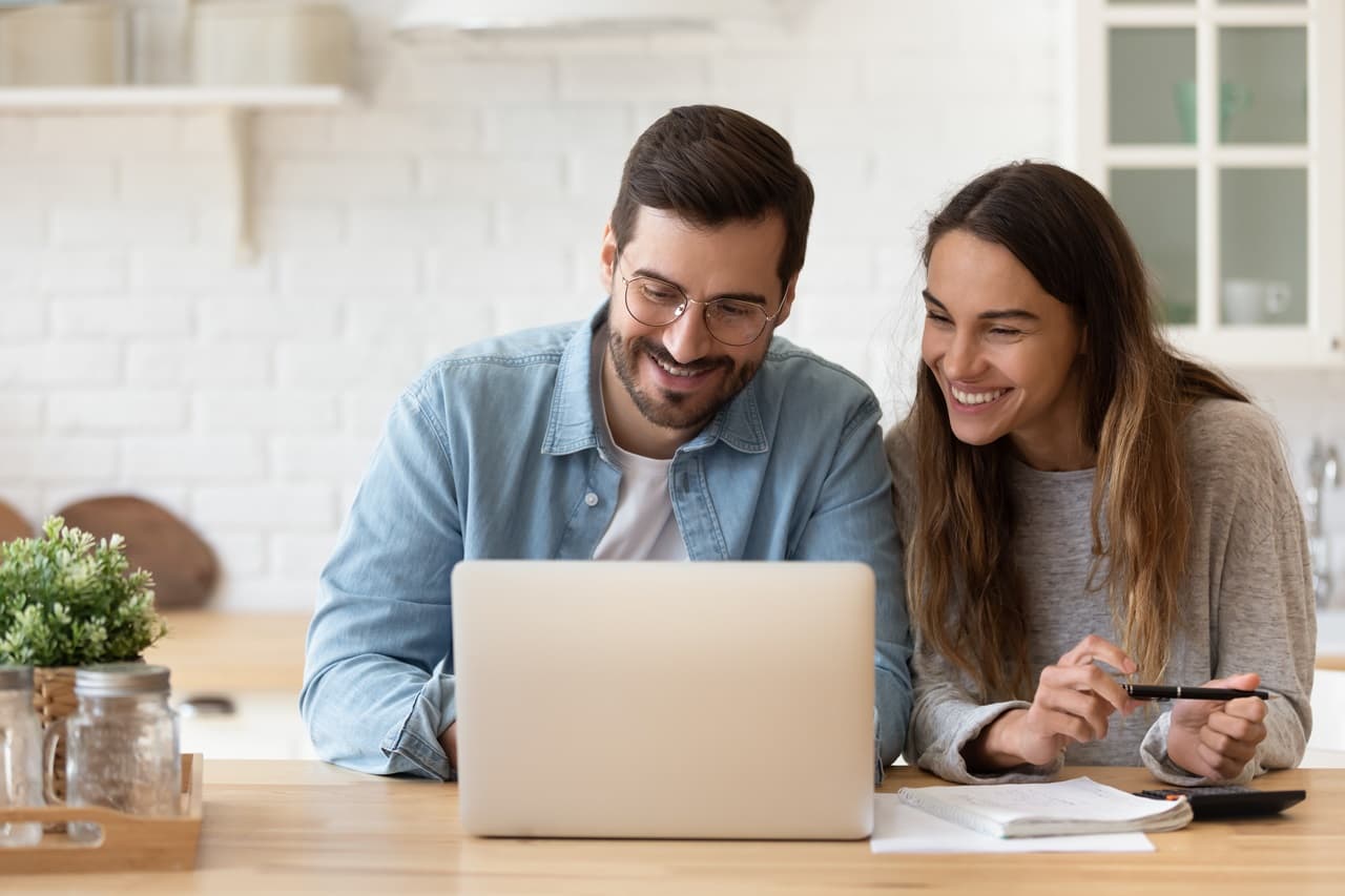 Duas pessoas conversando sobre finanças e planejamento de forma colaborativa.