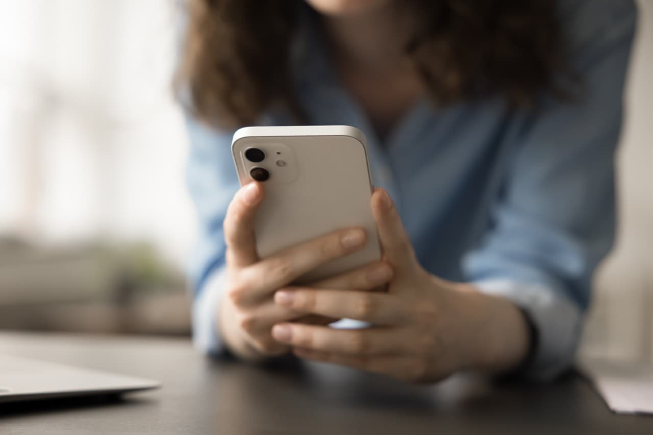 Mão segurando celular