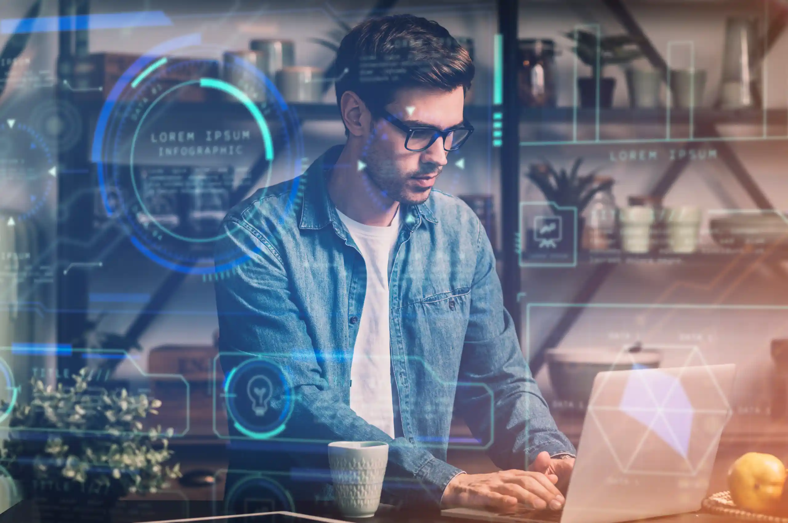 Homem sentado em uma mesa, digitando em um computador. 