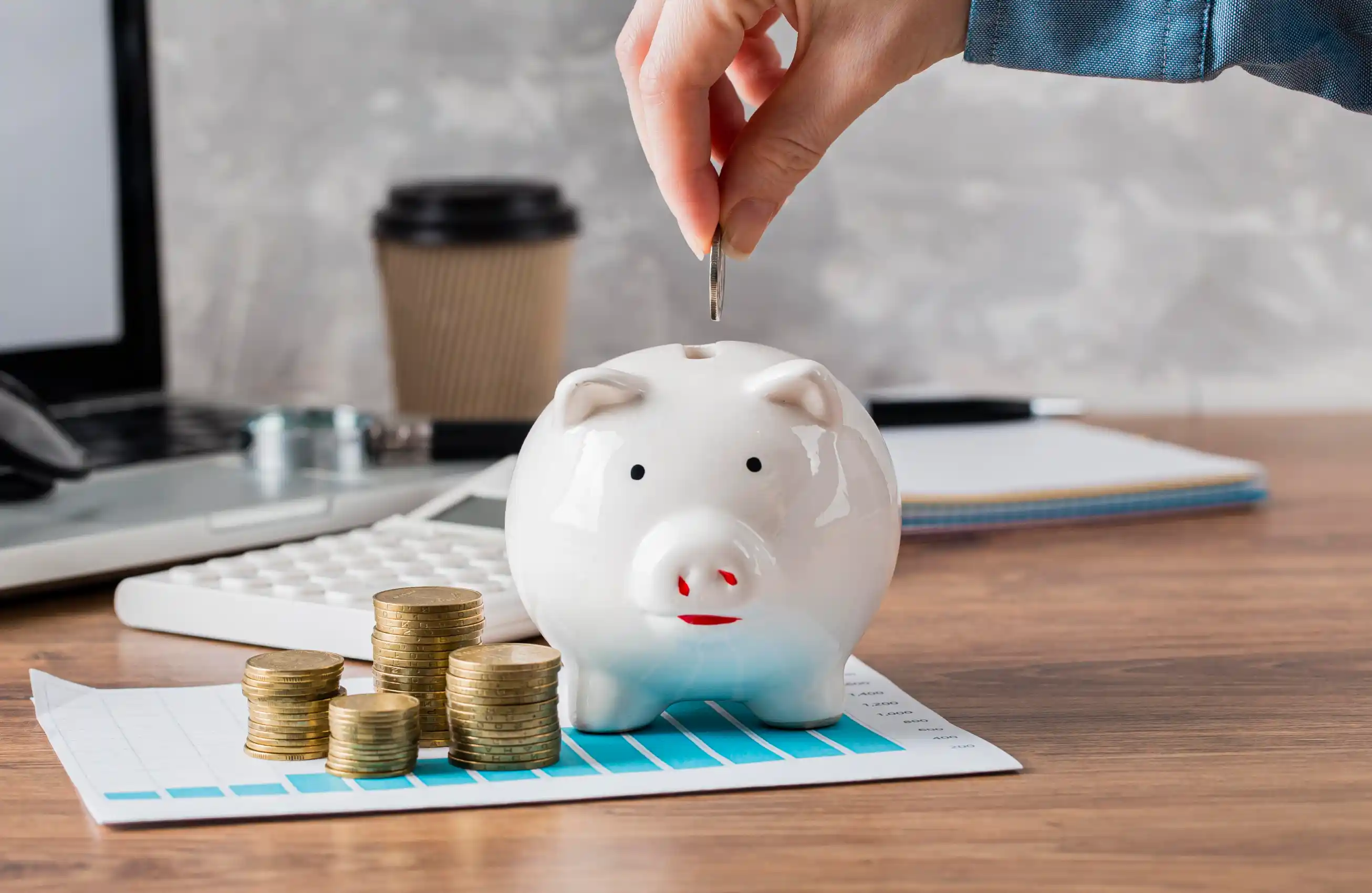 Cuidar do dinheiro vai muito além de pensar em grandes investimentos. Antes de qualquer passo mais ousado, existe um ponto de partida indispensável: a reserva de emergência.   Para entender sua importância, vale olhar para um dado alarmante: segundo pesquisa da SPC Brasil e da Confederação Nacional de Dirigentes Lojistas (CNDL), 82% dos brasileiros inadimplentes relataram impactos negativos na saúde física ou mental devido às dívidas em atraso. Além disso, 56% disseram que a inadimplência afeta as relações sociais e 57% apontaram queda na produtividade no trabalho.  Esses números mostram que o endividamento não prejudica apenas o bolso, mas também a qualidade de vida. É nesse contexto que uma reserva de emergência ganha relevância: ela evita que situações inesperadas se transformem em crises difíceis de administrar.  Continue a leitura para entender como criar a sua reserva de emergência e a importância de ter essa segurança!  O que é reserva de emergência e por que ela é essencial  Reserva de emergência é um valor guardado em aplicações de alta liquidez e baixo risco, que serve como um “colchão financeiro” para cobrir imprevistos futuros sem comprometer seu orçamento. Ela é uma garantia financeira contra dívidas e deve ser formada antes de pensar em qualquer outro investimento.  A reserva de emergência ideal deve ser formada por um dinheiro guardado mensalmente em um modelo de investimento de alta liquidez, ou seja, um investimento que possa ser resgatado com facilidade,  e com uma boa rentabilidade, evitando que a reserva perca valor devido à inflação.  Ter essa reserva é sinônimo de segurança para o seu orçamento. Em momentos de urgência, como em uma batida de carro, necessidade de um eletrodoméstico novo ou até mesmo durante uma toca de emprego, ela garante menos dor de cabeça e evita que dívidas se acumulem.  Em outras palavras, a reserva de emergência é um investimento de curto prazo que sustenta todas as outras decisões financeiras.  Como fazer uma reserva de emergência do zero  Muita gente acredita que só quem ganha muito consegue poupar, mas isso não é verdade. Como fazer uma reserva de emergência depende mais de organização e disciplina do que de altos salários. Veja o passo a passo:  Mapeie seus gastos fixos mensais: aluguel, contas de consumo, alimentação, transporte etc;  Defina uma meta: a recomendação é acumular de 3 a 6 meses de despesas fixas, dependendo do seu perfil;  Organize o orçamento: destine uma porcentagem da sua renda para a reserva todo mês, mesmo que seja pouco no início;  Priorize a regularidade: mais importante do que o valor poupado é a consistência, pequenos depósitos frequentes fazem diferença no longo prazo;  Adapte à sua realidade: se você possui a renda um pouco mais apertada, pode começar guardando 5% ou 10% do salário e ir ajustando ao longo do tempo.  O segredo é manter o hábito e entender que cada contribuição, por menor que pareça, aproxima você da segurança financeira.  Envelope de emergência do BV  Os Envelopes BV são uma espécie de “cofrinho virtual”, onde você consegue guardar e separar dinheiro com um envelope para cada meta ou, nesse caso, para construir sua reserva de emergância. E o melhor: ele rende muito mais e é tão seguro quanto a poupança.  Nos envelopes, o seu dinheiro rende a partir de 100% do CDI. E sempre que precisar resgatar o seu dinheiro, ela cai na hora na conta BV, inclusive nos finais de semana.  Quer criar seu envelope para a reserva de emergência? Veja o passo a passo:  Abra o seu app BV e acesse a área de “investimentos”;  Acesse a seção de “guardar dinheiro”;  Escolha um dos envelopes já existentes ou adicione um novo em “personalizar”;  Adicione o valor desejado no envelope;  Pronto! Agora é só confirmar e em instantes o valor estará guardado no seu envelope.  Viu como é fácil? Como os Envelopes BV você consegue manter sua reserva de emergência sempre na palma da mão.   Qual valor deve ser a reserva de emergência?  Alt text: Cofrinho branco em formato de porco sobre uma mesa, com várias pilhas de moedas ao lado. Uma mão está colocando uma moeda no cofrinho. Ao fundo, há um notebook, uma calculadora, um copo descartável e cadernos, sugerindo o conceito de economia, finanças pessoais ou planejamento financeiro.  Legenda: A reserva de emergência é o primeiro passo para conquistar seus objetivos financeiros com segurança.  Uma das maiores dúvidas é: quanto deve ser a reserva de emergência? A resposta varia conforme o perfil, gastos mensais a estabilidade da renda.  A recomendação geral é ter guardado o equivalente a pelo menos 3 meses de gastos essenciais, como moradia, alimentação, transporte, saúde e contas básicas. Quanto maior a sua necessidade de estabilidade ou sua exposição a imprevistos, maior deve ser o valor.  Para quem busca o mínimo de segurança: 3 meses de despesas;  Para quem quer mais tranquilidade: 6 meses de despesas;  Para quem prefere máxima proteção: até 12 meses de despesas.  Para exemplificar, basta multiplicar o valor das suas despesas mensais pelo número de meses desejado. Assim, você terá uma estimativa realista ao seu estilo de vida do quanto precisa acumular para montar sua reserva de emergência ideal.  Guarde dinheiro com o BV!  Ter o dinheiro guardado é apenas parte do processo. É essencial escolher onde investir reserva de emergência para que o valor esteja protegido, rendendo e disponível para saque imediato. No BV, os CDBs e os Envelopes são uma excelente alternativa para quem deseja construir ou fortalecer sua reserva de emergência. Eles oferecem:  Segurança: contam com a proteção do FGC (Fundo Garantidor de Créditos) até o limite de R$ 250 mil por CPF e instituição financeira;  Liquidez: permitem resgate a qualquer momento, ideal para emergências;  Rentabilidade competitiva: costumam render acima da poupança e próximos ao CDI, garantindo que seu dinheiro trabalhe por você mesmo em aplicações conservadoras.  Essa é uma forma simples e eficiente de unir praticidade e rendimento, deixando sua reserva sempre disponível para quando você mais precisar. Com os envelopes, fica mais simples planejar suas finanças e manter sua reserva de emergência sempre na palma da mão.   Quer começar a sua reserva de emergência? Baixe o app e use o promocode CDBBLOG para abrir sua conta BV grátis e aproveite os nossos CDB’s e Envelopes.  Construir uma reserva de emergência é o passo número um para quem deseja ter segurança financeira. Ela funciona como proteção contra imprevistos, ajuda a evitar dívidas e garante mais tranquilidade no dia a dia. Não importa o valor inicial, o essencial é começar, manter constância e escolher investimentos seguros e de liquidez imediata, como os CDBs do BV, para que sua reserva esteja sempre disponível quando você mais precisar.  Se você quer dar o primeiro passo com segurança, explore o BV Inspira para começar a montar sua reserva de emergência com praticidade, proteção e rentabilidade inteligente.   