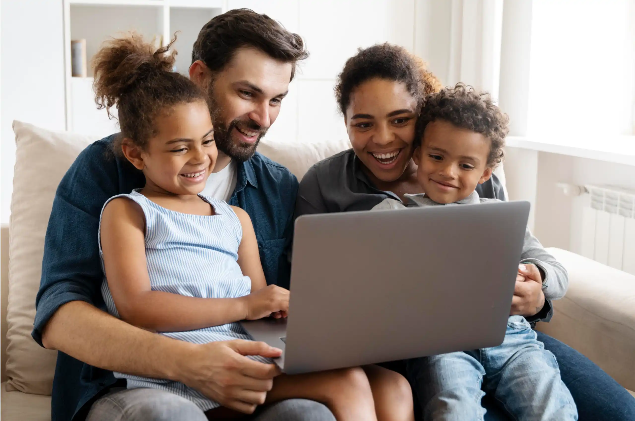 É importante sempre manter o olhar atento enquanto estiver usando a internet para garantir a segurança e orientar sua família e amigos para fazerem o mesmo. 