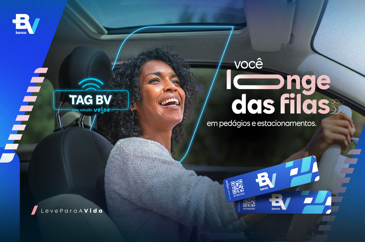 mulher dirigindo no carro, sorrindo. 