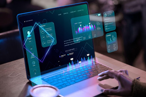 Imagem close up da tela de um notebook, onde uma pessoa trabalha com informações de dados e gráficos. 
