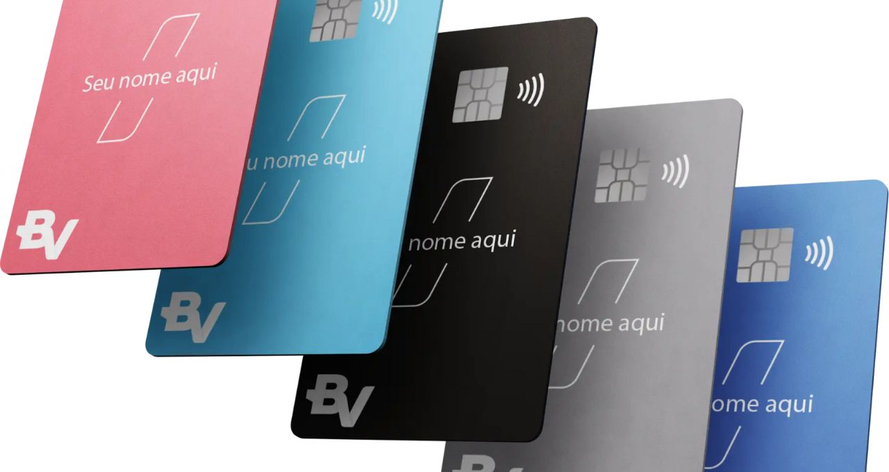 Diversos modelos do Cartão BV, em cores como rosa, azul preto e cinza, sobre um fundo branco.