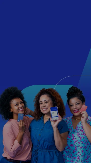 Imagem com 3 mulheres negras, de cabelos cacheados, lada a lado. A primeira delas veste uma blusa na cor rosa coral e em uma das mãos, segura o Cartão BV na cor azul. A segunda delas veste uma blusa na cor azul e segura um aparelho celular, mostrando a tela inicial da Conta BV. Já a terceira das mulheres veste uma blusa na cor azul e com estampa de flores rosas, e segura o Cartão BV na cor rosa coral.