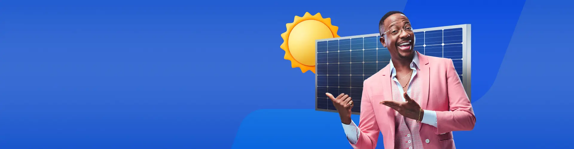 Fundo azul. Do lado direito, está o cantor Mumuzinho. Ele usa óculos de grau, veste um terno coral e sorri, enquanto aponta para o painel solar que está atrás dele. Ao lado, tem um sol.