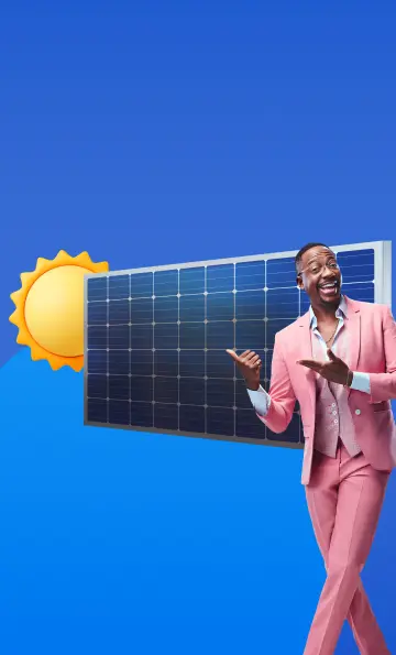 Fundo azul. Na parte debaixo, está o cantor Mumuzinho. Ele usa óculos de grau, veste um terno coral e sorri, enquanto aponta para o painel solar que está atrás dele. Ao lado, tem um sol.