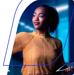 No canto direito, uma mulher negra de blusa bege olha para o lado esquerdo, segura um tablet com a mão esquerda e esboça um leve sorriso com os lábios.