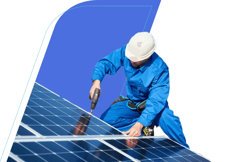 Um homem branco usando um capacete de segurança e um macacão azul, instalando uma placa solar.