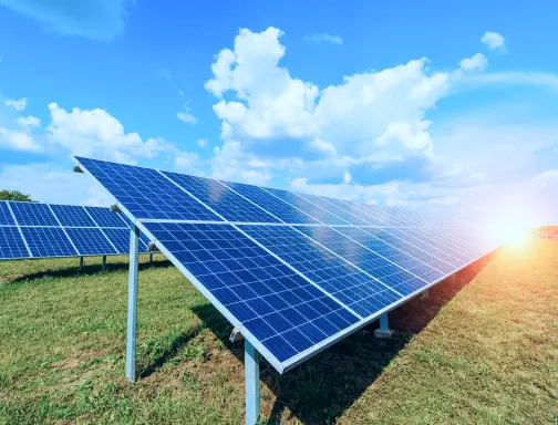 Duas fileiras de placas solares em um dia ensolarado. Leve o sol para o seu lar, para o seu negócio ou até mesmo para a sua produção agrícola. 
